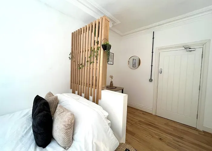 Flat 12, 10 St John\'S Road